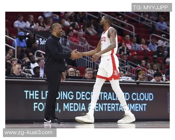 季后赛火箭与快船第六场激战回顾双方明星球员表现与关键时刻分析